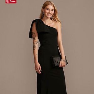 David’ Bridal STRETCH CREPE GOWN WITH SHOULDER BOW